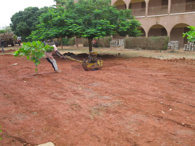 Progresos en la pavimentación del patio del colegio